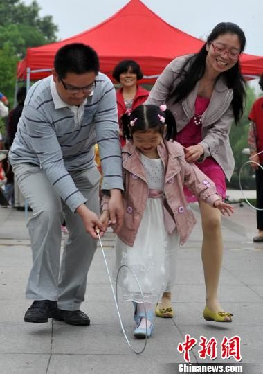 母亲节组织游戏南京家庭齐玩“丢失的老游戏”