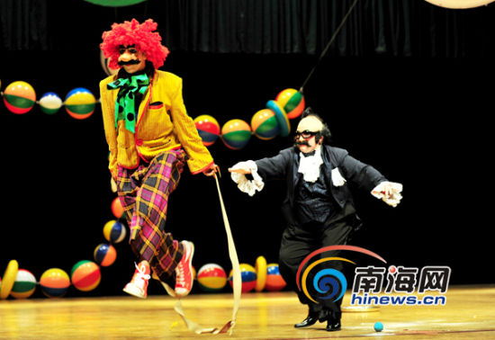 �����׽����ӽں��ڿ�Ļ������Ĭ��ʦ���ֺ���