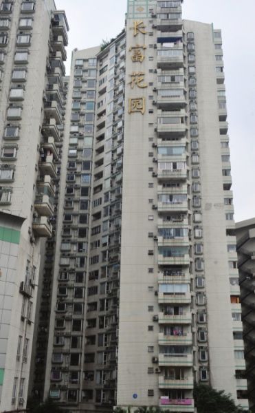 18层楼电梯停运 老人爬得哭孕妇难下楼