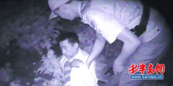 男子为博女友欢心狂灌一斤白酒 跑居民家跳舞