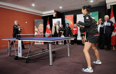 加拿大总理哈珀与奥运国手打乒乓 输给华裔选