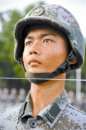 为保证昂扬的姿态,战士的下巴不能低于设定的标准线.