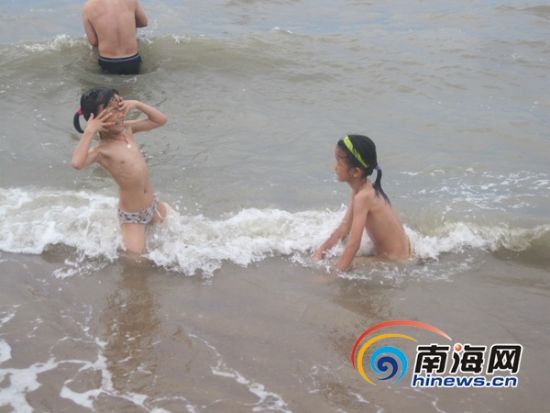 (南海网记者刘嘉珮摄); 称只是在玩水