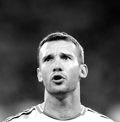 射出两朵蘑菇云