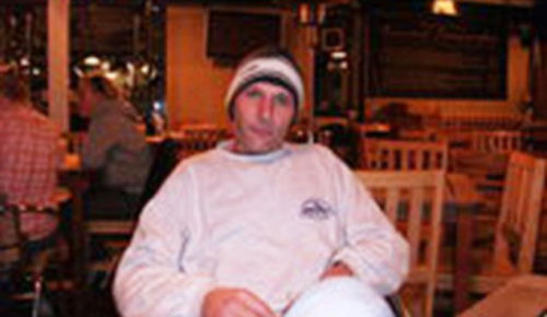 男子跳伞被挂悬崖三小时打电话安慰女友终坠亡