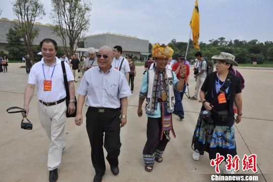 图为导游"阿黑哥"带领海外华文媒体团游览石林风景. 刘冉阳 摄