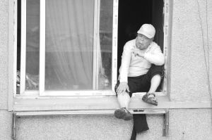 帮儿讨债老人窗台上坐7小时