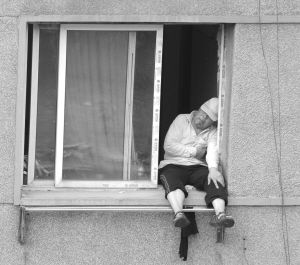 帮儿讨债老人窗台上坐7小时