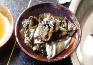 夫妻俩烫火锅舌头吃黑了