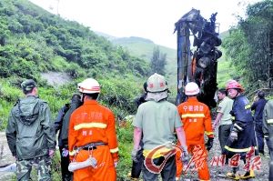 大巴坠50米深谷17人死亡