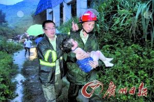 大巴坠50米深谷17人死亡