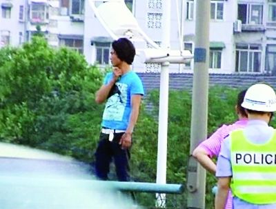 男子持破瓶抵颈要跳高架