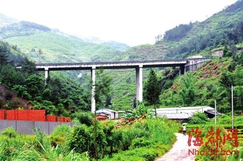 ���Ŵ����45�˸���·��׹��50��ɽ��