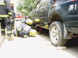 ���ͺ���ʯ����·һ���˱�ײ�»���