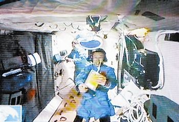 在轨“体检”,航天员身体健康