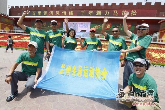 兰州冬泳协会代表团参加青海国际抢渡黄河极限