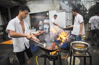 �人С���ں�������ζ