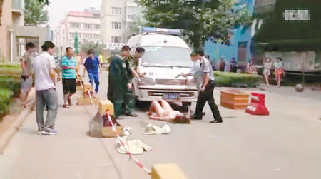 肇事女司机裸躺救护车前阻止救人