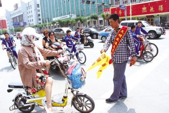 文明交通志愿者上岗啦_新浪新闻