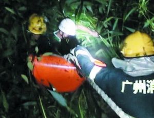 爬山坠落悬崖男子跌入山沟树枝刺入体内