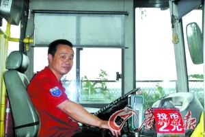 公交绕路送病童一车乘客都说好