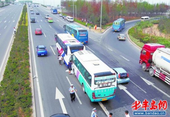 小轿车急停三客车追尾造成19人受伤均无大碍