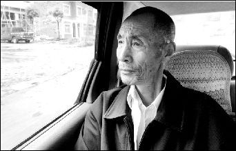 本报帮老人找到儿子签了字