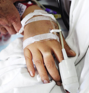 手指浮肿变粗戒指“陷”肉里了