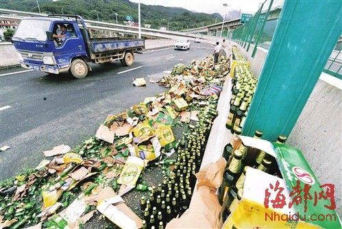 货车拐弯过急500余箱啤酒撒地