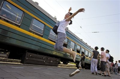 绿皮车“退役” 数百火车迷送别_新浪新闻