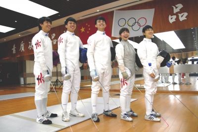 不去欧洲 香港中学生追到成都学击剑