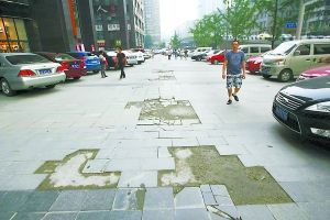 休闲广场变停车场地砖碾得稀烂