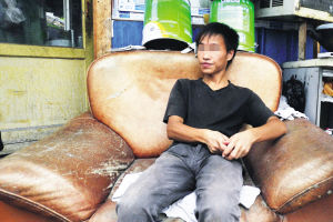 һ���󿨳�����ײ��Χǽ