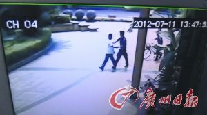 毛贼打劫药铺保安飞脚踢刀