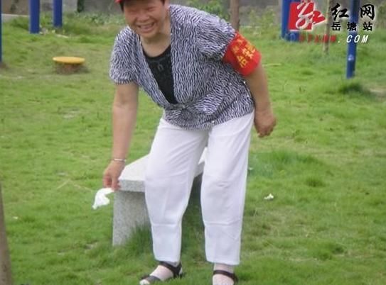 岳塘区三角坪社区69岁老人发挥余热被称“活雷锋”