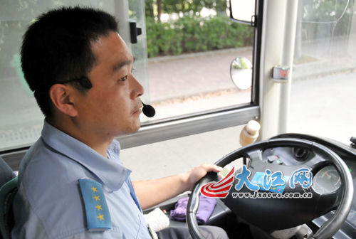 南昌这位公交司机“超有爱”自制耳麦口播爱心提示语