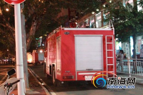 三亚解放路中心商铺着火交通一度中断无人伤亡