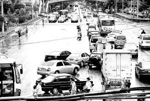 兰州:天桥多处有就是没人走别让天桥成摆设