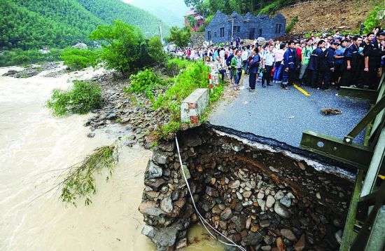 浙北峡谷:300多名游客安全脱困