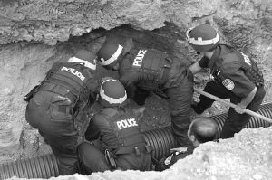特警挖“航弹”