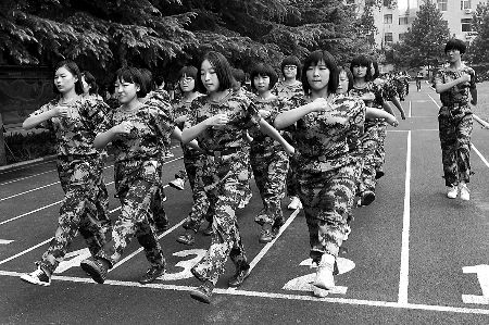 高中生军训:磨练还是度假