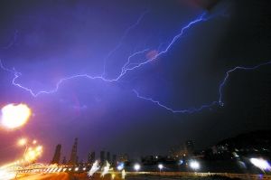 夜空电闪雷鸣雷阵雨昨再袭金城