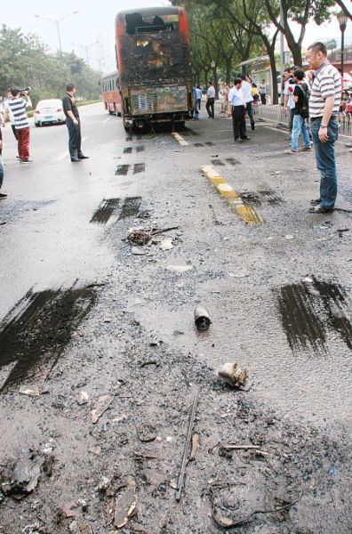 603路公交行驶途中突然起火乘客撤离及时无伤亡