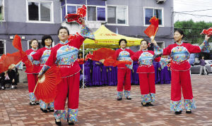 专业演员献艺本报纳凉晚会