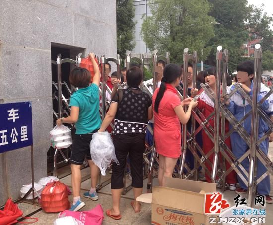 隔着自动门出售盒饭张家界一中校门口成闹市