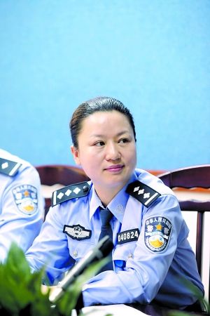 一面镜一封信改变贩枪女孩