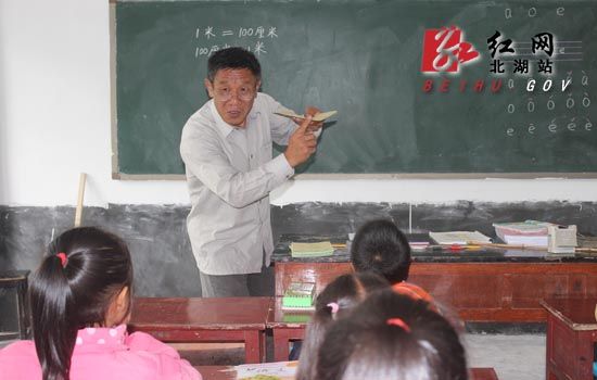 郴州主流媒体聚焦乡村教师 35年扎根山区教育