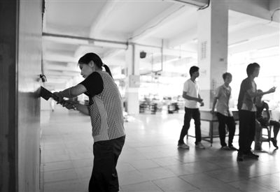 东莞玩具厂倒闭 女工撬门找老板