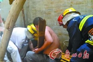 老屋木梁坍塌砸伤一男子