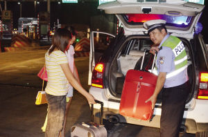 屡屡有乘客被抛高速上这次两个女孩又中招了